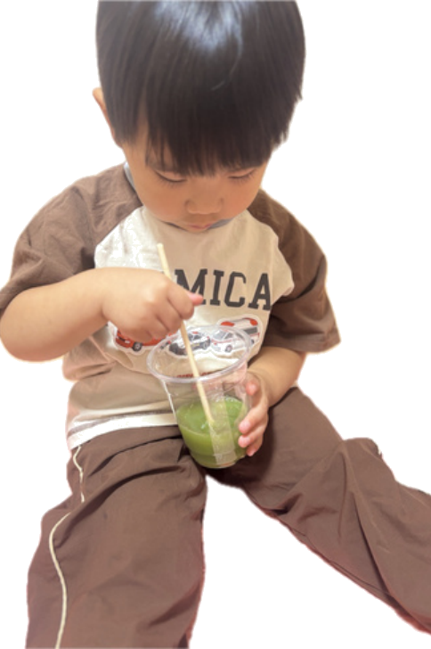 ドリンクを持つ男の子