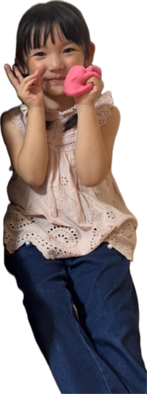 ピンクのハートを持つ女の子